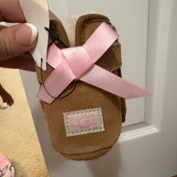 NWT UGG Tan Slippers with Pink Accent - Picture 3 of 7